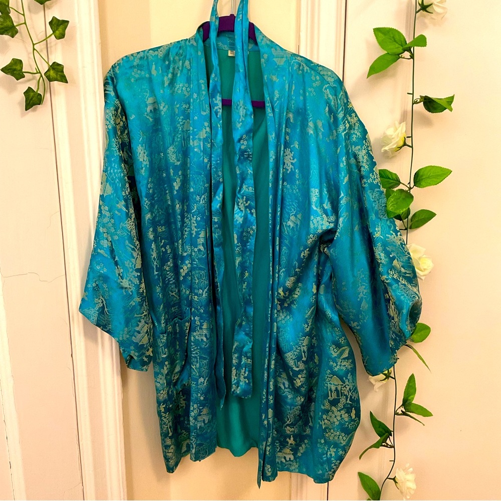 Vintage silky/nylon robe w/ belt tie!